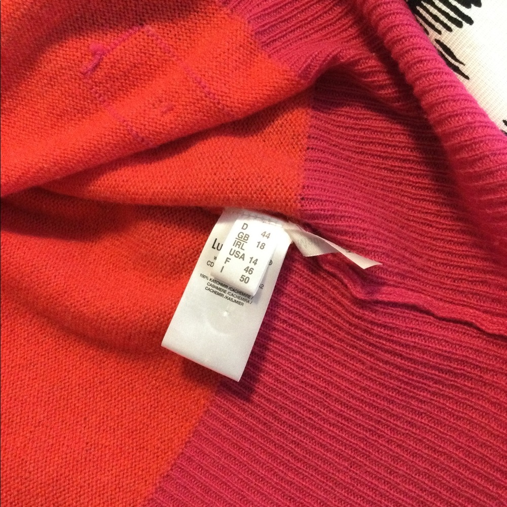 Ladies short sleeves cashmere sweater.